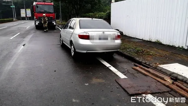 ▲台南市歸仁區歸仁七路的路旁，28日上午7時32分許，傳出有一輛銀色轎車冒出白色煙霧，消防人員破窗後在轎車後座發現1名戴姓男子已明顯死亡。（圖／民眾提供，下同）