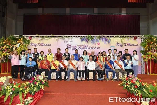 ▲▼疫情延辦模範及慈暉父親表揚大會 市長黃敏惠頒獎表揚。（圖／記者翁伊森翻攝）