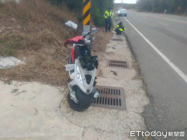 ▲▼ 澎湖車禍，機車自撞。（圖／記者陳洋翻攝）