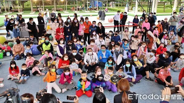 ▲2021鶯歌藝術季「後藝新生活」 侯友宜與百民眾體驗亂打敲幸福。（圖／新北市文化局提供）