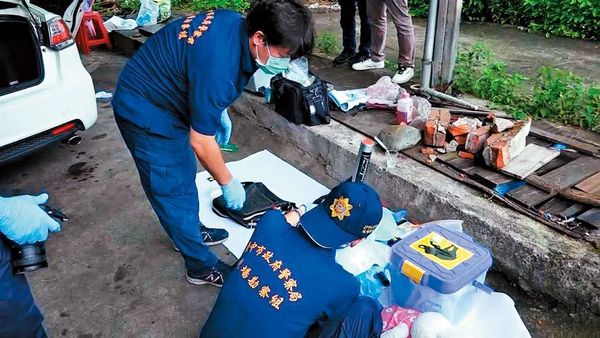 警方在陳男住處找到死者的背包，也在附近的水溝發現裝有骨骸的袋子。（警方提供）