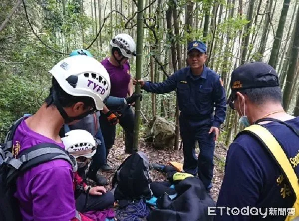 ▲登山溯溪的鄭女因垂降受偒倒臥竹木內。（圖／大溪警分局提供）