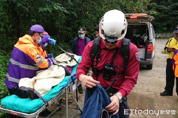 ▲將受傷鄭女接送下山醫治。（圖／大溪警分局提供）