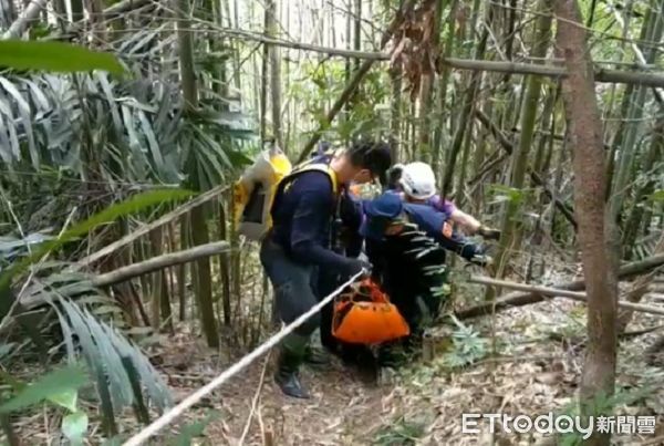 ▲▼警消救難人員將鄭女以背板固定後由警消人員接駁搬運下山。（圖／大溪警分局提供）