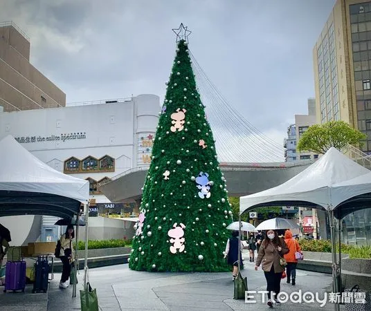 ▲心中山線形公園史努比聖誕樹。（圖／記者彭懷玉攝）