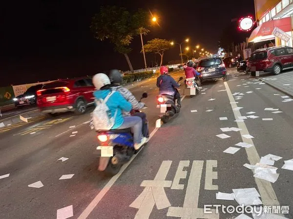 ▲安南區北安路段上四處散落日曆半成品紙張，並從安通路延伸至慈安路口都有，警方立即實施交通疏導，並通報環保局協助清理。（圖／記者林悅翻攝，下同）