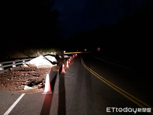 ▲雞糞6包，散落於路上影響南下車道。（圖／記者楊漢聲翻攝）