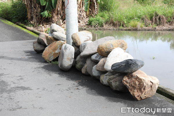 ▲▼宜蘭市公所清理張男堆放的大石頭。（圖／記者游芳男翻攝，下同）