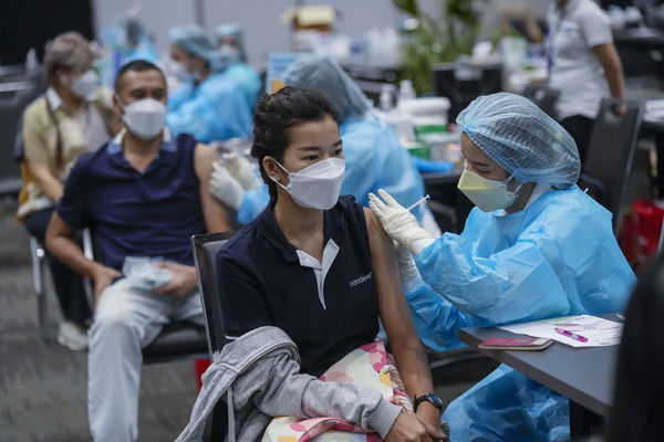 ▲▼泰國曼谷民眾施打新冠疫苗。（圖／達志影像／美聯社）