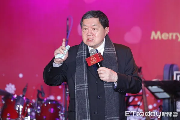 ▲▼遠東集團2021耶誕點燈活動29日在遠企中心前廣場舉行，遠東集團董事長率領兒子徐國安及女兒Juliana一起為耶誕樹點燈。面對近來在大陸地區遭到罰款一事，徐旭東不願多談快步離開。（圖／記者湯興漢攝）