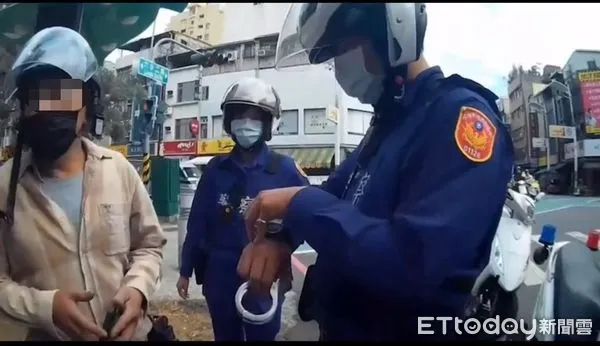 ▲高雄市一名陳姓騎士謊報弟弟身份，他沒想到自己弟弟竟然是通緝犯             。（圖／記者吳奕靖翻攝）