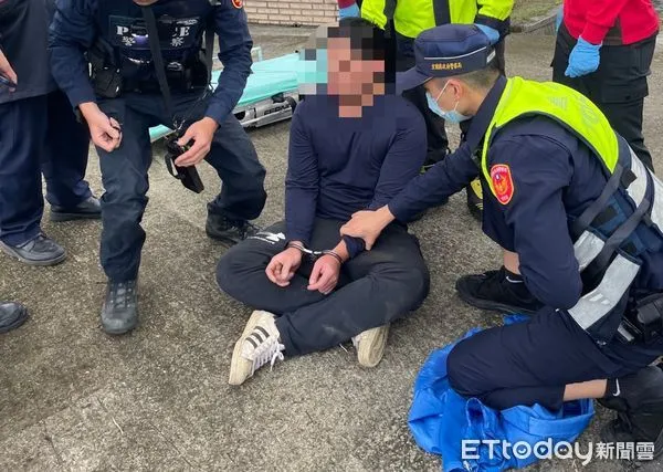 ▲▼堆放石頭，不服盤查衝撞警的張男，被警破窗還開車逃，最後落網。（圖／記者游芳男翻攝，下同）