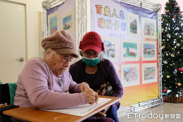 ▲屏基護家為住民陳靈兒舉辦畫展歡慶102歲生日            。（圖／屏東基督教醫院提供）