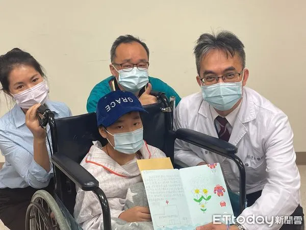 ▲▼遭輾胸腔斷12根肋骨，兩肩膀、腿、膝重創的王姓小6生歡慶出院。（圖／記者游芳男翻攝，下同）