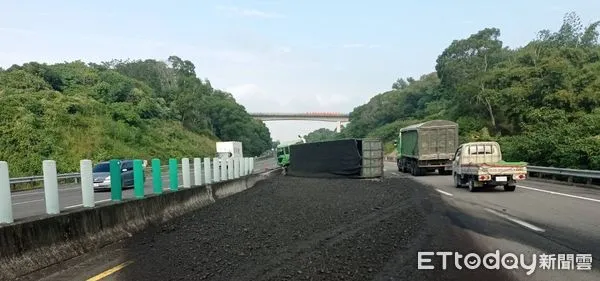 ▲國道3號南向360.8公里處，上午發生1起營業半聯結車失控擦撞遊覽車側翻的交通事故，雖無人傷亡，中內線南下封閉，造成車輛塞車。（圖／記者林悅翻攝，下同）