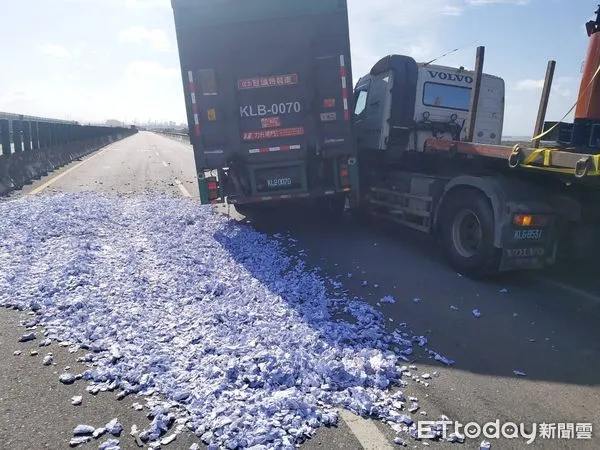 ▲「轟」！警車上西濱清水段執行公務，遭大貨車撞凹。（圖／民眾提供）