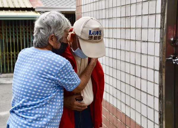 ▲▼華山基金會協助失聯50多年的姊弟重逢，兩人相擁哭成淚人兒。（圖／華山基金會提供）