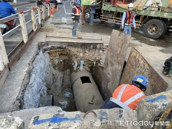 ▲▼水公司管線工程造成死亡憾事，廠商加緊趕工盼如期復水。（圖／記者白珈陽攝）