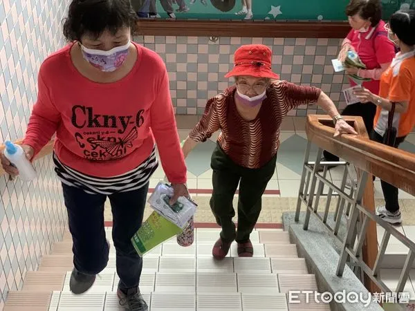 ▲竹秀醫院指導民眾，以隨處可得的樓梯一同做防疫新生活運動。（圖／竹山秀傳醫院提供）