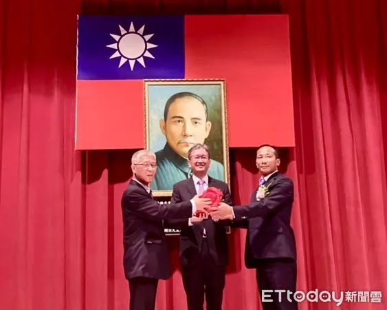 ▲台電屏東區營業處新卸任處長30日交接              。（圖／台電屏東區營業處提供，以下同）