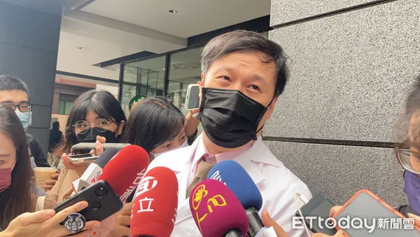 ▲▼台大醫院急診醫學部主治醫師李建璋說明新冠病毒變異不影響快篩。（圖／記者洪巧藍攝）