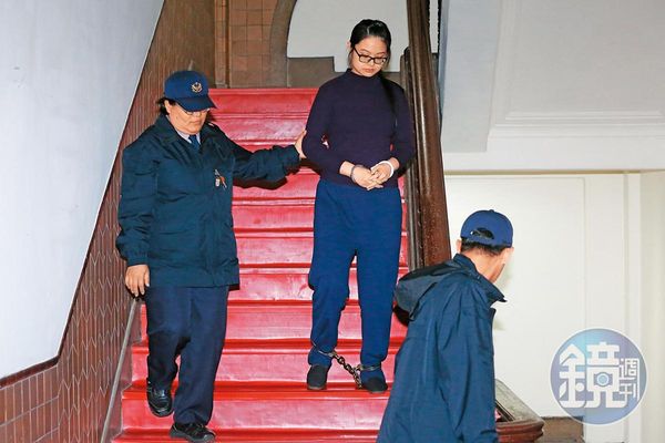 殺害2人的媽媽嘴咖啡店店長謝依涵（右），4年前被判處無期徒刑定讞。