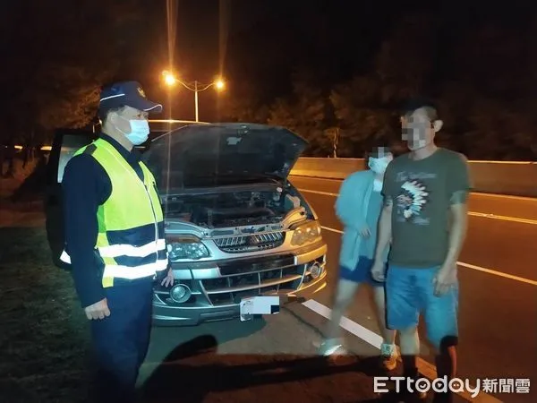 ▲枋寮警分局楓港所所長洪峻雄與枋山所所長蔡宗賢深夜協助林姓駕駛人順利返家             。（圖／記者陳崑福翻攝，以下同）