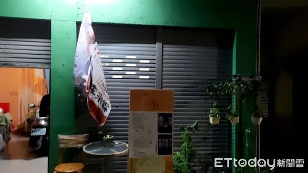 ▲台灣基進台南黨部志工11月30日晚上，發現懸掛在店門口宣傳公投四個不同意的布條，遭到不明人士破壞，並貼上一張「公投，四個同意，台灣肆喜」的紙條。（圖／記者林悅翻攝，下同）