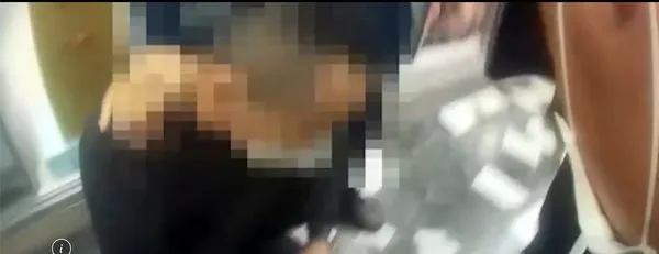 ▲▼男子在ATM前形跡可疑，警逮通緝犯身分。（圖／記者賴文萱翻攝）