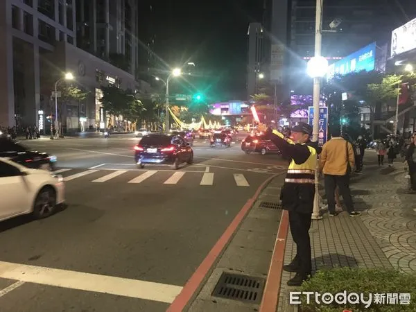 ▲▼LEGO耶誕老人來了！歡樂耶誕城12／3開城　搭大眾運輸工具更好玩。（圖／記者陳雕文翻攝）