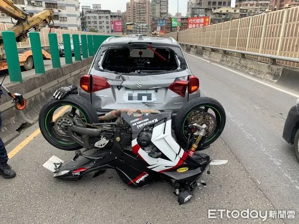 ▲▼三重中山橋1日發生重機追撞自小客車的事故 。（圖／記者陳豐德翻攝）