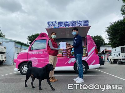 寵物雲車車載飼料歲末送暖！　板收黑狗妹「搶先驗貨」萌翻