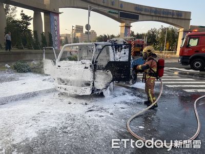 快訊／彰濱工業區小貨車突起火　駕駛先拿滅火器搶救