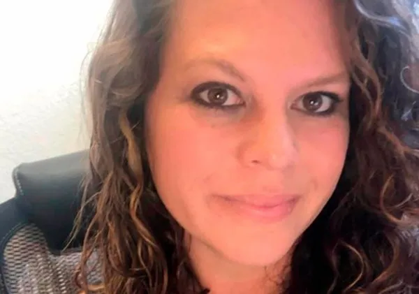 小學女老師勾引兒子同學　母子戀1年「連結」百次還送他iPhone。（圖／翻攝自Facebook）