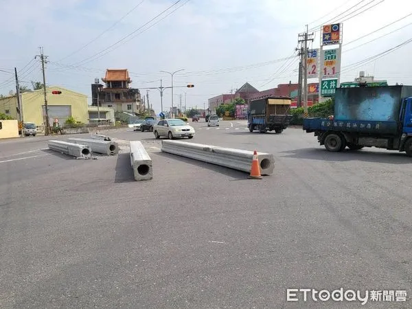 ▲▼路竹空心水泥柱散落路面。（圖／記者陳宏瑞翻攝）