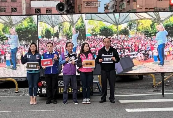 ▲桃園藍營公投宣講出動「變形金鋼」