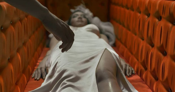 東南亞流傳嫖屍文化，藉由與屍體啪啪啪來改運。 （圖／電影鬼三驚畫面）