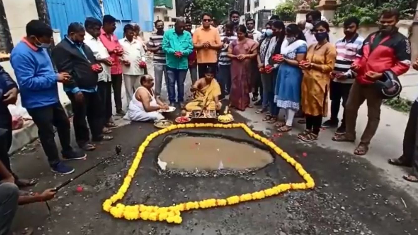 ▲▼印度居民祈求上帝修復路上的坑洞。（圖／翻攝自twitter／@rakeshprakash1）