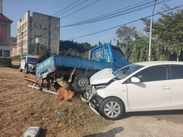 ▲▼金門2車相撞疊羅漢。（圖／記者林名揚翻攝）
