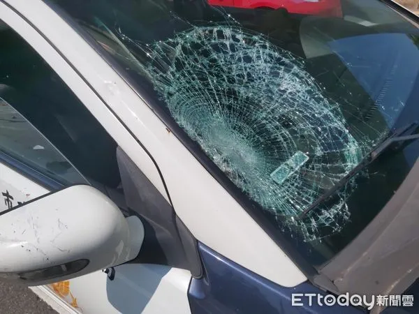 ▲▼ 北投警車撞人    。（圖／記者黃宥寧翻攝）