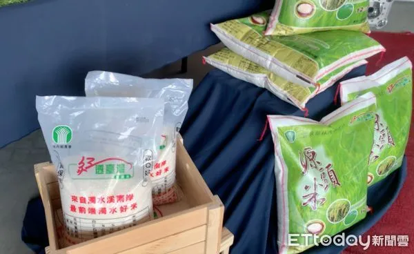 ▲「台南16號米」是日本越光米與台農67號米雜交培育新品種，農會與農民配合契作，以紅透台灣源頭米為品牌，行銷國內外市場。（圖／記者蔡佩旻攝）