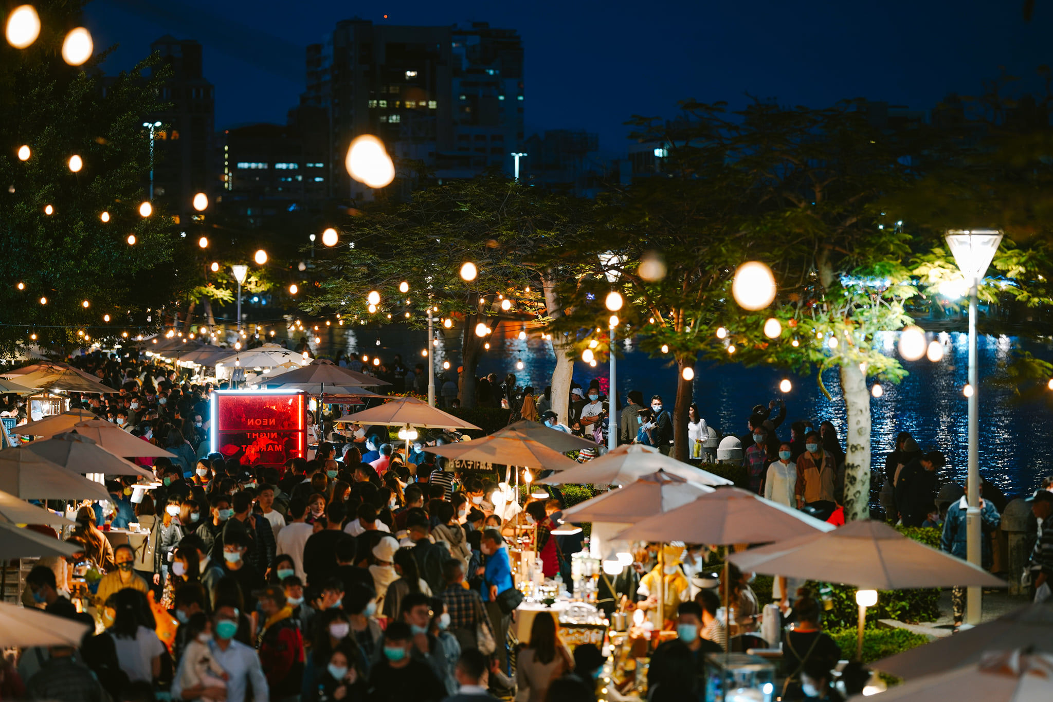 高雄人出門了 最美 霓虹派對 市集登場65攤餐飲 手作太好逛 Ettoday旅遊雲 Ettoday新聞雲
