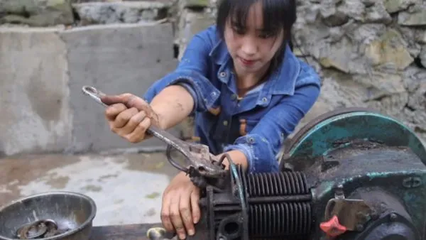 ▲林果兒善於修繕機械，被網友稱為重工業版的「李子柒」。（圖／翻攝林果兒微博）