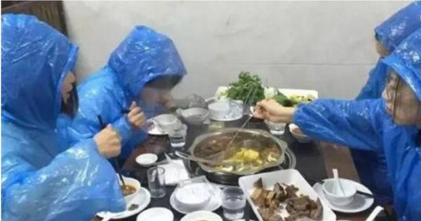 浙江4女穿雨衣吃火鍋。（圖／翻攝自微博）
