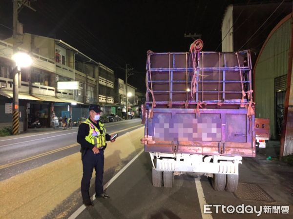 ▲田中員集路面都是稻穀。（圖／田中警分局提供）