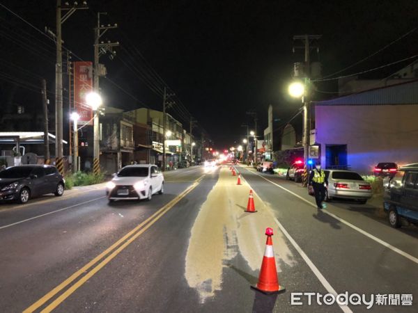 ▲田中員集路面都是稻穀。（圖／田中警分局提供）