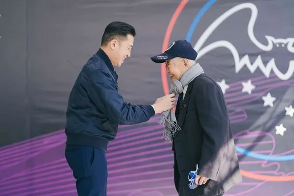 ▲新竹市長林智堅致贈黑蝙蝠中隊隊員李崇善圍巾。。（圖／新竹市政府提供）