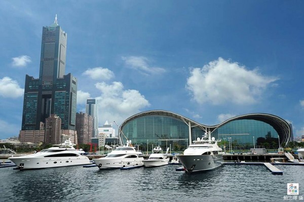 2014台灣國際遊艇展－搭乘觀光遊船，用不同視角欣賞多艘遊艇停泊的高雄展覽館以及85大樓。(圖／取自高雄不思議粉絲專頁)