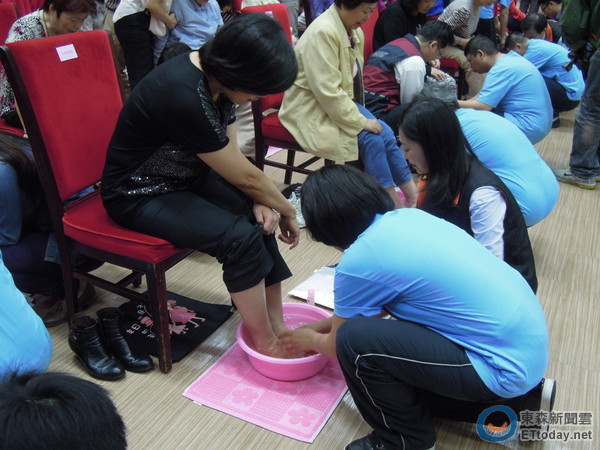 監察院9日舉辦慶生會暨母親節敬親洗腳活動