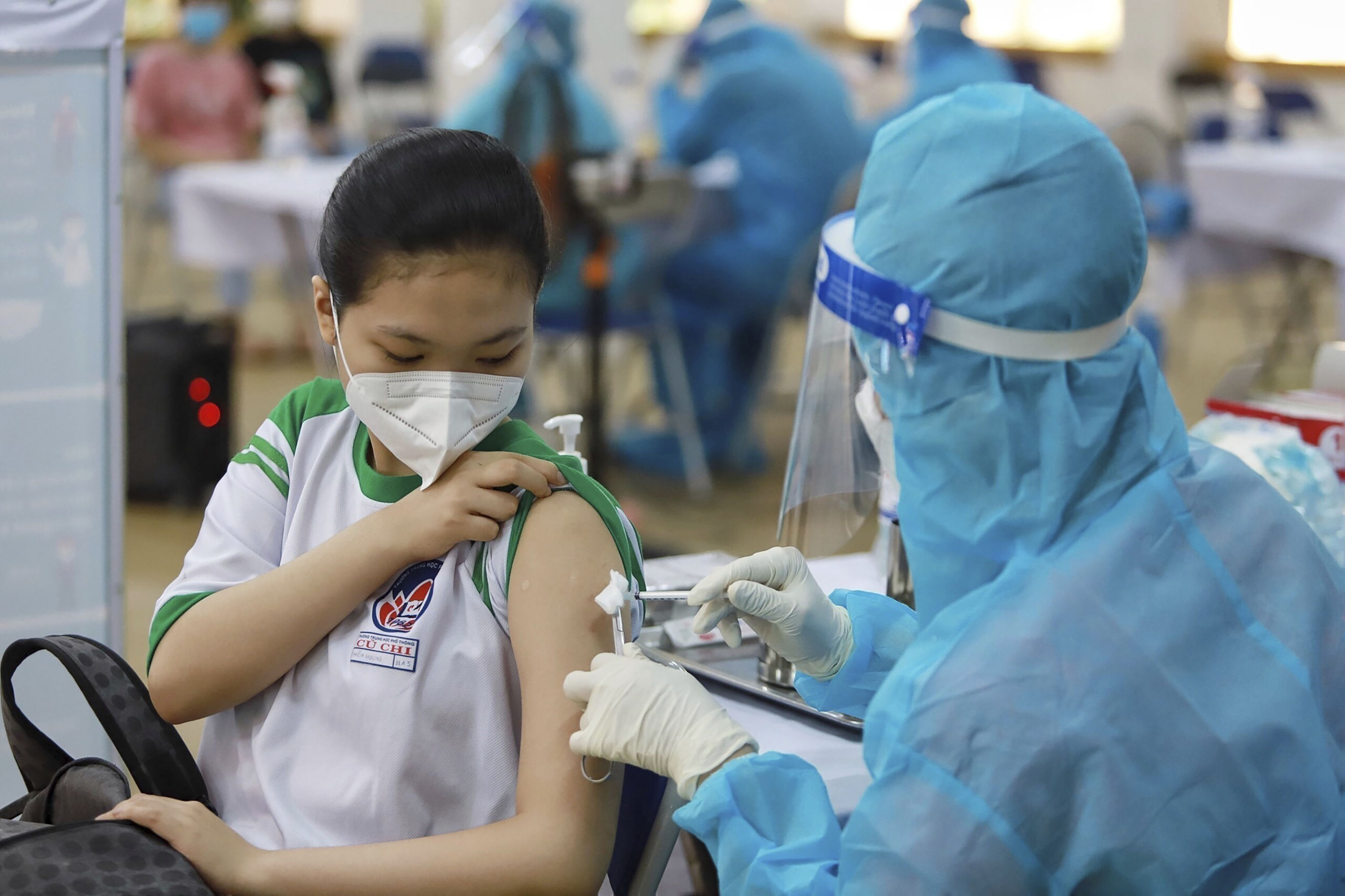 ▲▼  越南疫情／一名女學生接種疫苗。（圖／達志影像／美聯社）